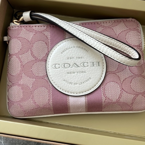 Coach NY - Picture 3 of 4